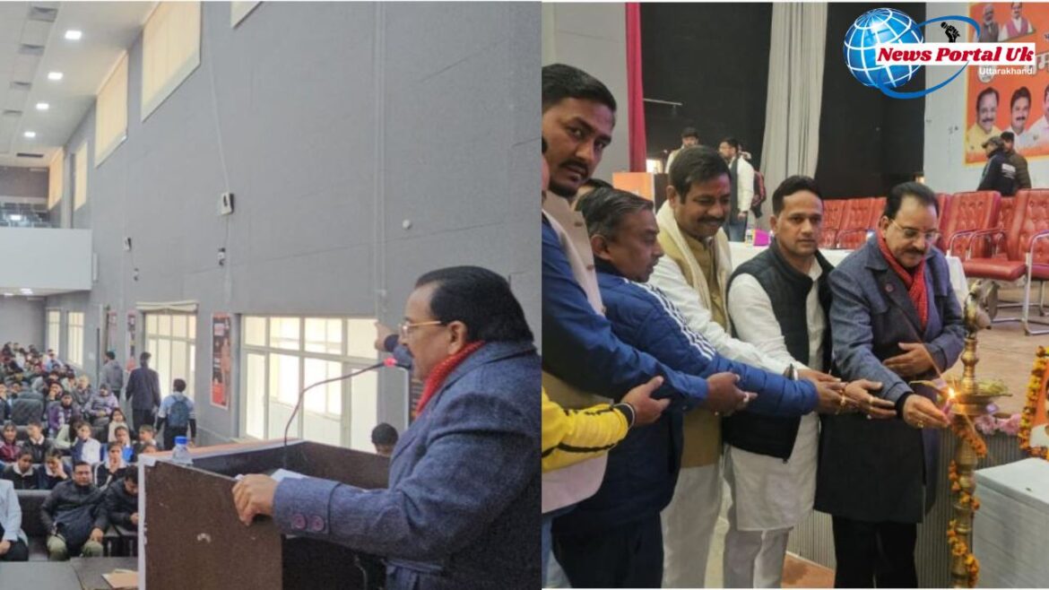 केन्द्रीय रक्षा राज्य मंत्री अजय भट्ट ने नमो मतदाता सम्मेलन में नये मतदाताओं को किया सम्मानित