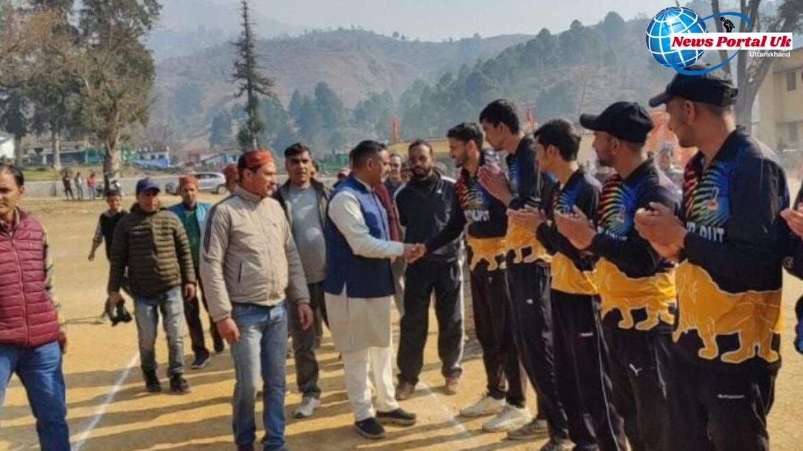 क्रिकेट टूर्नामेंट के फाईनल मैच में मुख्य अतिथि के रूप में हवालबाग पहुंचे पूर्व दर्जामंत्री बिट्टू कर्नाटक,ग्रामीणों ने किया ढोल नगाड़ों से भव्य स्वागत