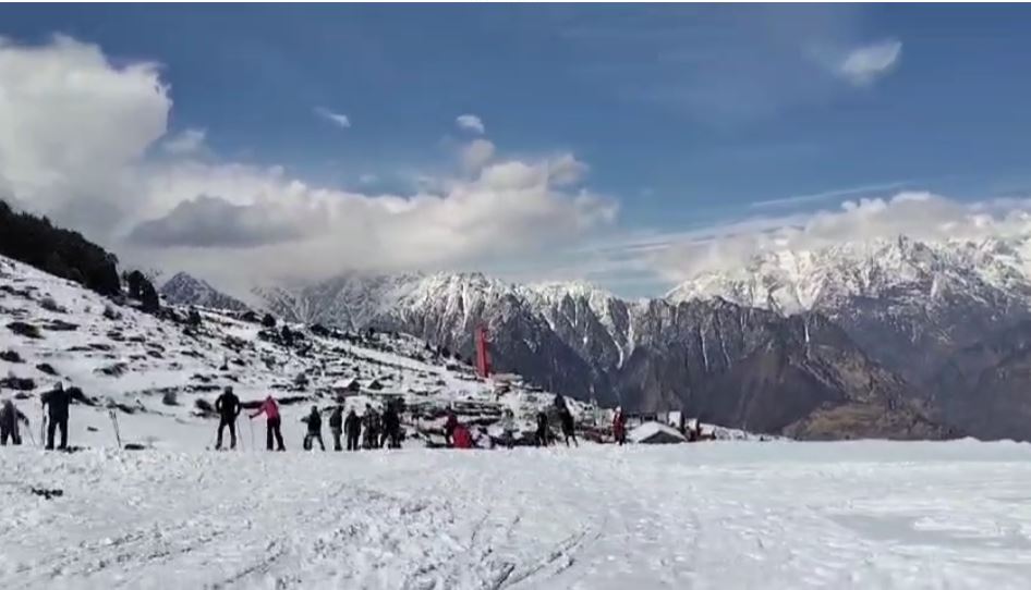 मंगलवार को जोशीमठ हुई बारिश और विंटर डेस्टिनेशन औली में हुई बर्फबारी के बाद आज छेत्र में मौसम खुशगवार हो चला है,