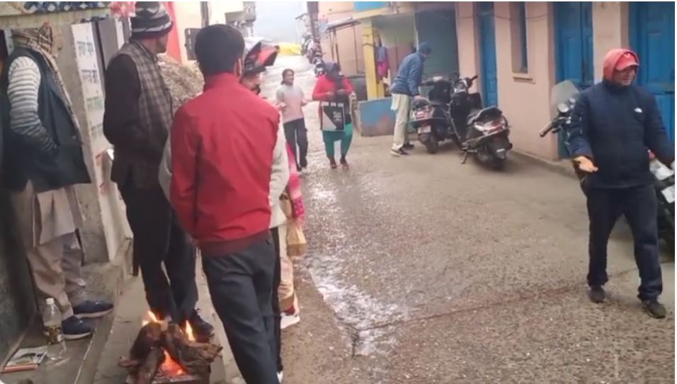 मौसम ने ली करवट होने लगा हिमपात