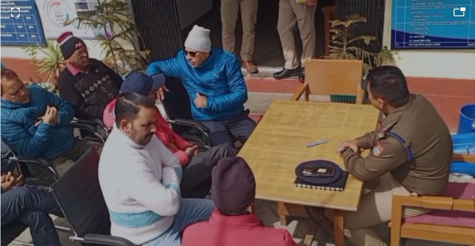 वाहन पार्किंग को लेकर पुलिस व व्यापारियों की बैठक