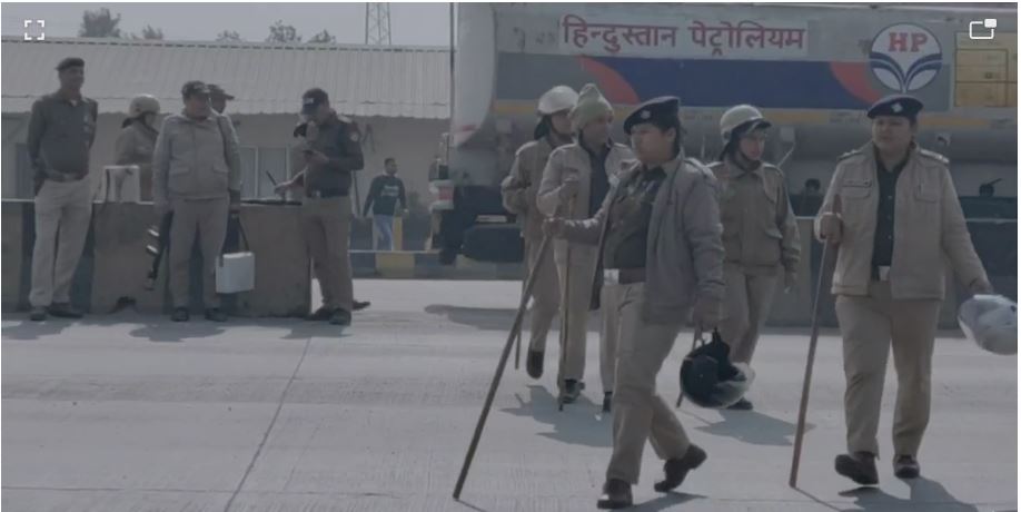 केंद्र सरकार पर वादा खिलाफी का आरोप लगाते हुए किसानों ने किया देवरिया टोल प्लाजा पर प्रदर्शन