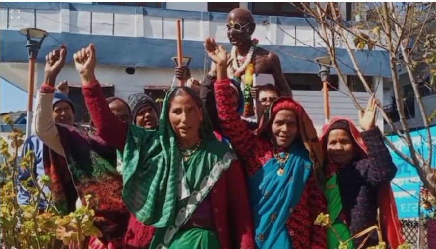 अपनी मांगों को लेकर लोहाघाट में धरने में बैठी महिला गुरिल्ला सरकार से मांगे पूरी करने की करी अपील