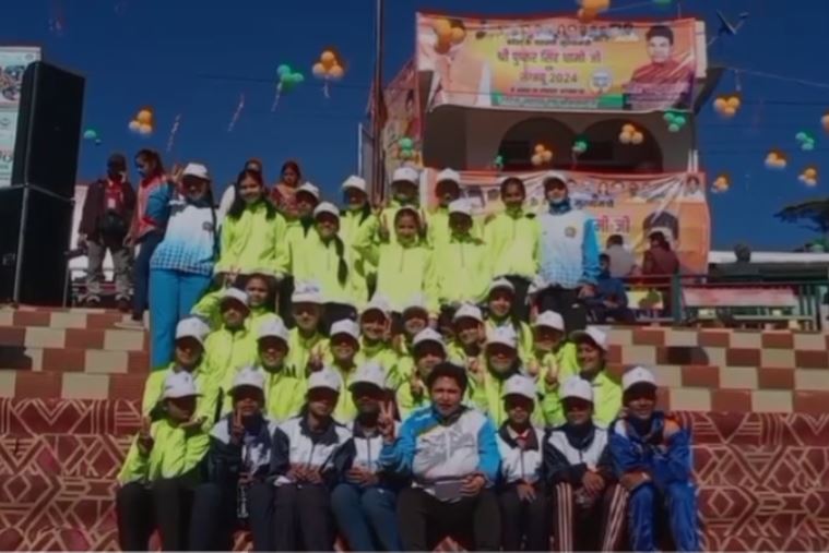 गुमदेश में मिनी स्टेडियम खोलने की घोषणा पर महिला खिलाड़ियों व कोच ने मुख्यमंत्री धामी को दिया धन्यवाद