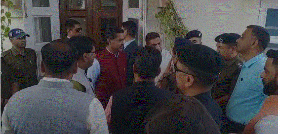 सीएम के कार्यक्रम में जिला अध्यक्ष ने किया हंगामा