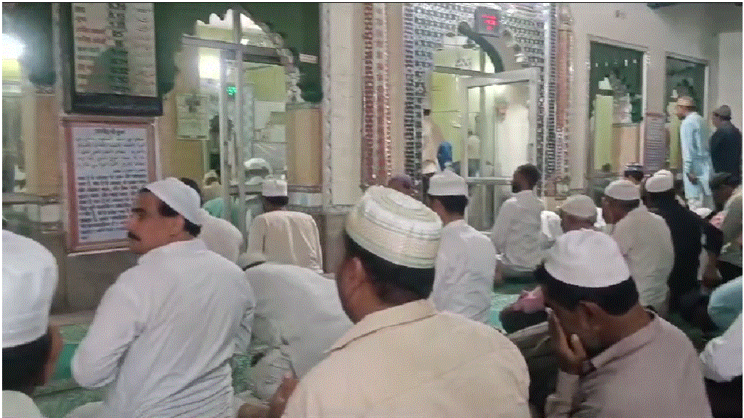 एक महीना चलने वाले माहे रमजान के पहले जुमे की नमाज पर पुलिस प्रशासन पूरी तरह रहा अलर्ट।सभी ने मांगी भाईचारे की दुआएं।