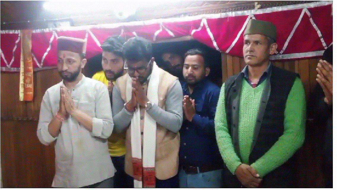चुनाव अचार संहिता लगने के बाद उत्तरकाशी पहूंचे निर्दलिय प्रत्याशी बोबी पवांर लिया भगवान काशीविश्वनाथ का आर्शिवाद युवाओं ने किया जोरदार स्वागत