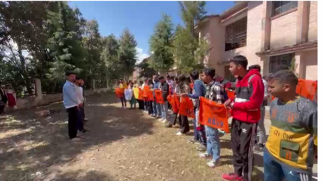 केरल में हुई छात्र की हत्या पर एबीवीपी का प्रदर्शन एसएफआई पर प्रतिबंध लगाने की करी मांग