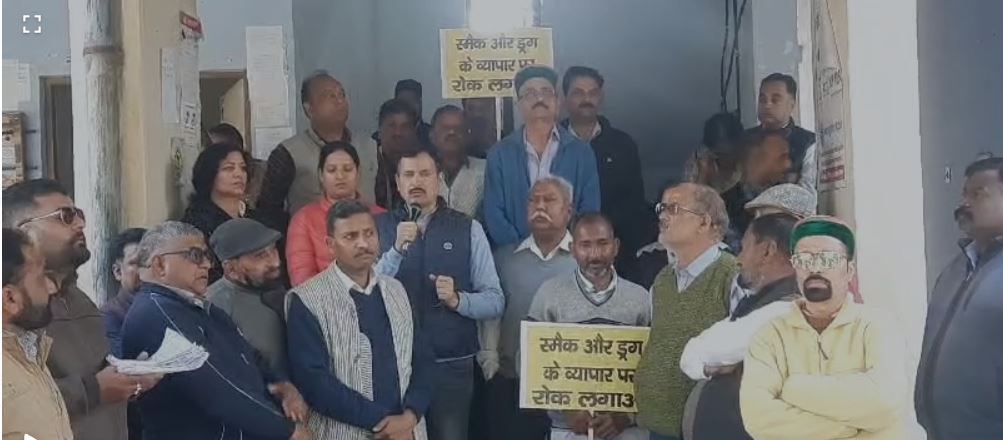 विकासनगर में कांग्रेस कार्यकर्ताओं ने आज तहसील परिसर में नशे के खिलाफ प्रदर्शन करते हुए तहसील प्रशासन के माध्यम से मुख्यमंत्री को  सोपा ज्ञापन