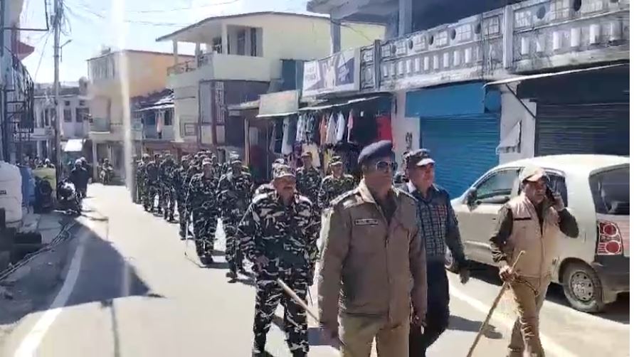 पिथौरागढ़ पुलिस व अर्द्धसैनिक बल (SSB) द्वारा संयुक्त रूप किया फ्लैग मार्च आमजन को भयमुक्त होकर मतदान करने हेतु किया गया जागरुक