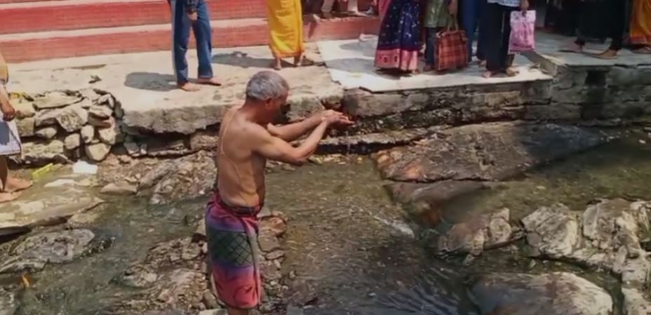 रिसेश्वर महादेव मंदिर में दूषित जल से स्थान करने को मजबूर देव डांगर व श्रद्धालु