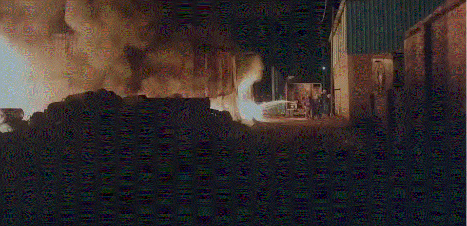 हरिद्वार: आधी रात 5 से 7 कबाड़ी के गोदामो मे लगी आग