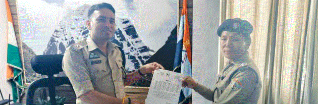 हल्द्वानी – मित्र पुलिस की छवि को चरितार्थ करने वाली महिला पुलिस कर्मी को एसएसपी प्रह्लाद मीणा ने प्रशस्ति पत्र देकर बढ़ाया हौसला