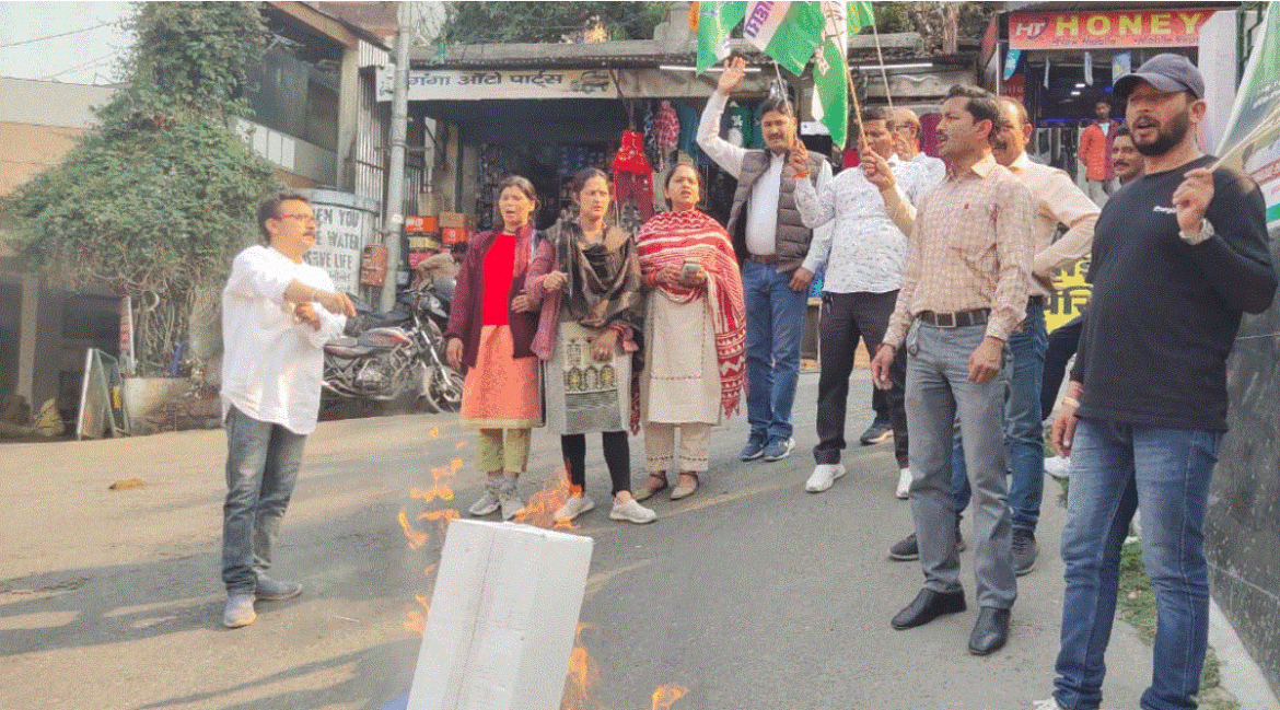 ऑडियो प्रकरण सामने‌ आने के बाद कांग्रेस के तेवर आक्रामक, भाजपा सरकार का फूंका पुतलाभाजपा सरकार में लगाया भ्रष्टाचार का आरोप