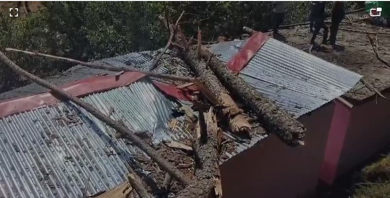 तेज आंधी तूफान और मूसलाधार बारिश से सरकोट गांव के वन क्षेत्र पंचायत क्षेत्र में आवासीय मकान को हुआ नुकसान