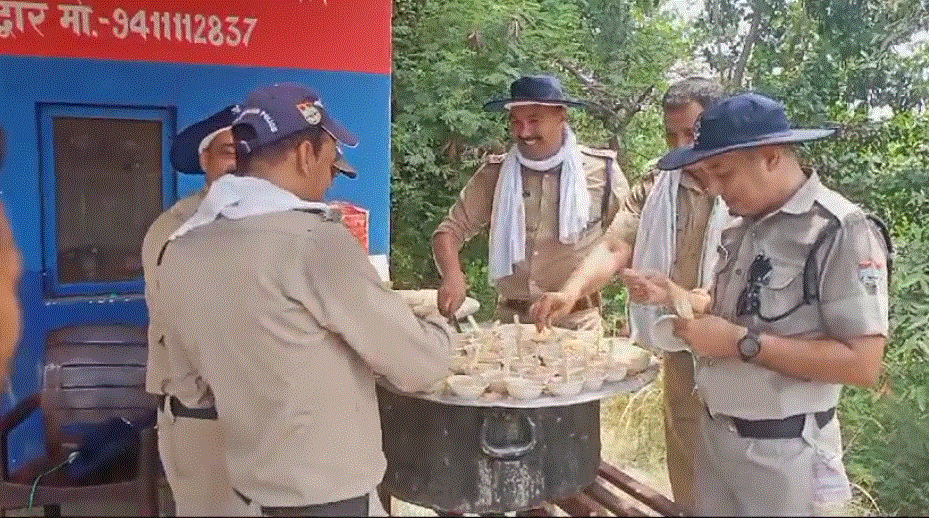 ड्यूटी के साथ- साथ पुण्य भी कमा रही खाकी