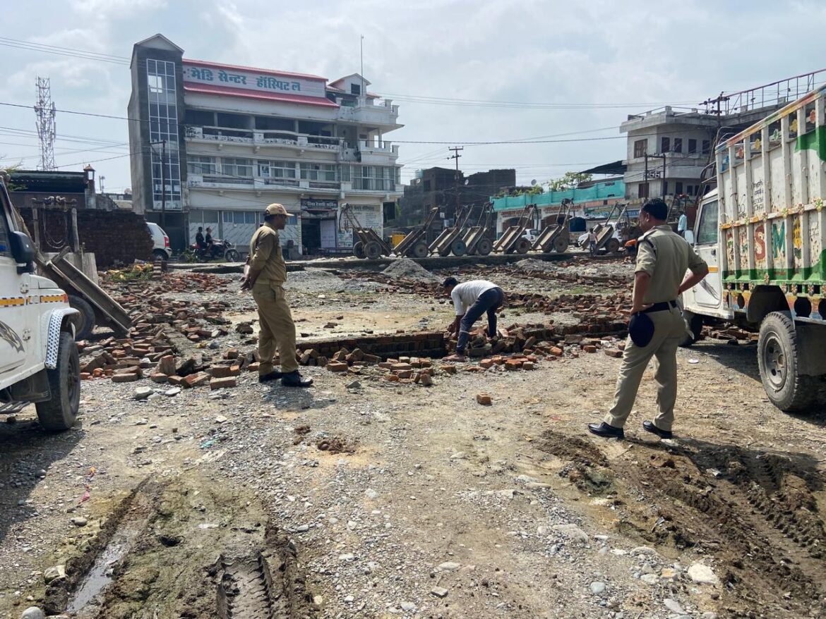 प्राधिकरण विभाग में की बड़ी कार्रवाई अवैध रूप से हो रही प्लाटिंग को कराया गया ध्वस्त