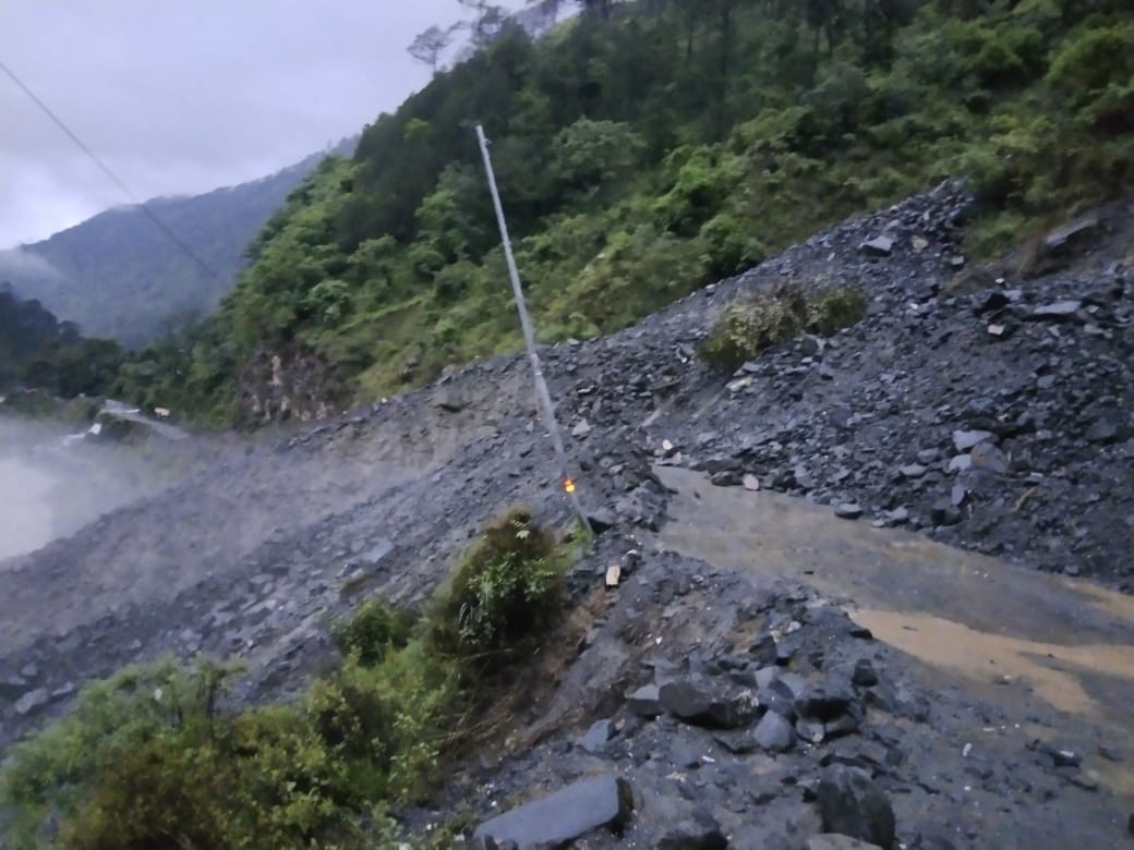 ब्रेकिंग-उत्‍तरकाशी जिले में मार्गों के बाधित होने का क्रम जारी है। गंगोत्री और यमुनोत्री राष्ट्रीय राजमार्ग कई स्‍थानों पर मलबा आने से रास्ते बंदब्रेकिंग-