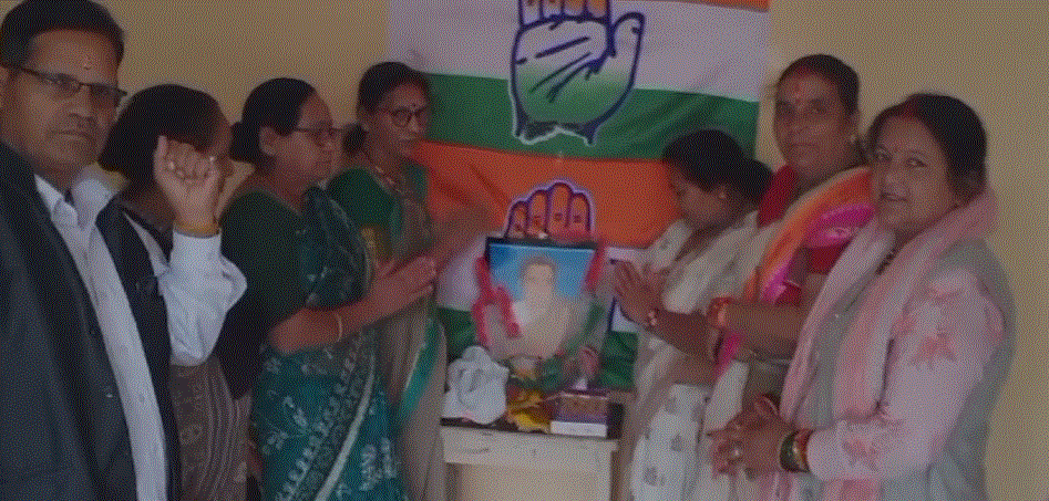 महिला कांग्रेस ने धूमधाम से मनाया पूर्व प्रधानमंत्री स्व0राजीव गांधी का जन्म दिवस