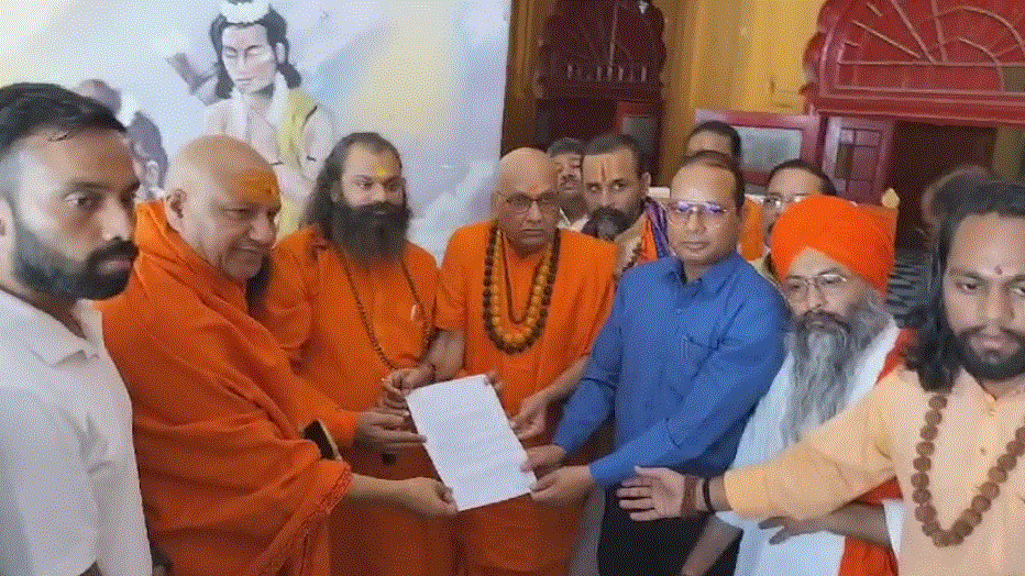 बांग्लादेश में हिंदुओं पर हो रहे अत्याचार को लेकर हरिद्वार के संतों ने प्रधानमंत्री के नाम दिया ज्ञापन