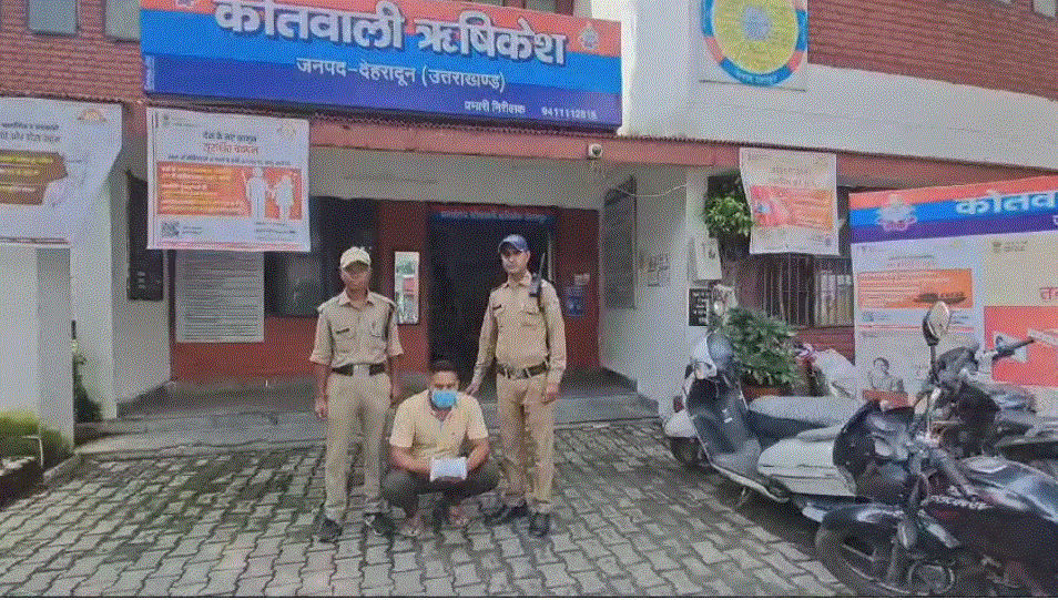 ऋषिकेश पुलिस ने 174 ग्राम चरस के साथ तस्कर किया गिरफ्तार।