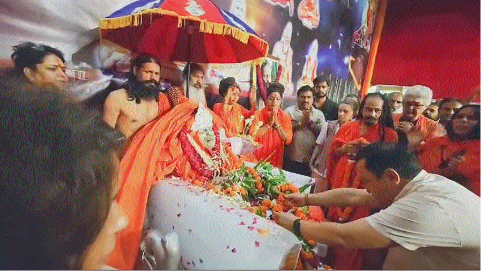 जिलाधिकारी धीराज सिंह गर्ब्याल ने मुख्यमंत्री पुष्कर सिंह धामी के प्रतिनिधि के तौर पर पायलट बाबा के आश्रम पहुँचकर परम पूज्य महामण्डलेश्वर पायलट बाबा के संसार को छोड़कर देवलोक गमन पर शोक संवेदना प्रकट की और बाबा के पार्थिव शरीर पर श्रद्धा सुमन अर्पित किये