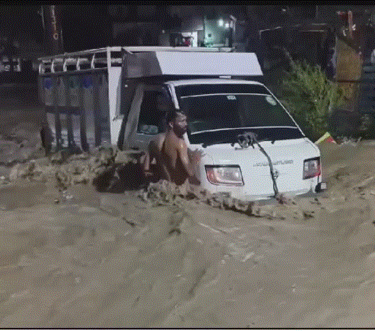 पहाड़ों में लगातार हो रही भारी बारिश के चलते उफान पर आई चंद्रभागा नदी
