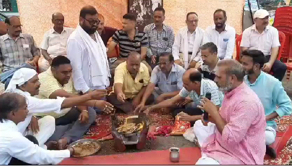 कांग्रेस कमेटी ने आज कनखल चौक बाजार में उत्तराखंड सरकार ओर भाजपा नेतायों की बुद्धि शुद्धि के लिए यज्ञ किया