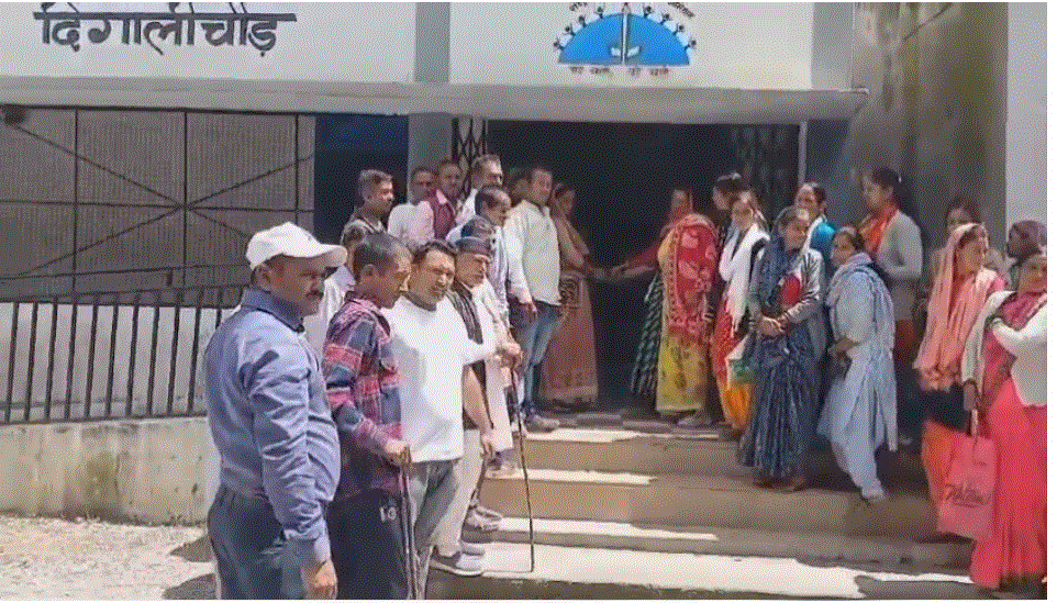 जीआईसी दिगालीचौड़ में शिक्षकों की नियुक्ति को लेकर अभिवावकों का जोरदार प्रदर्शन। विद्यालय में की तालाबंदी