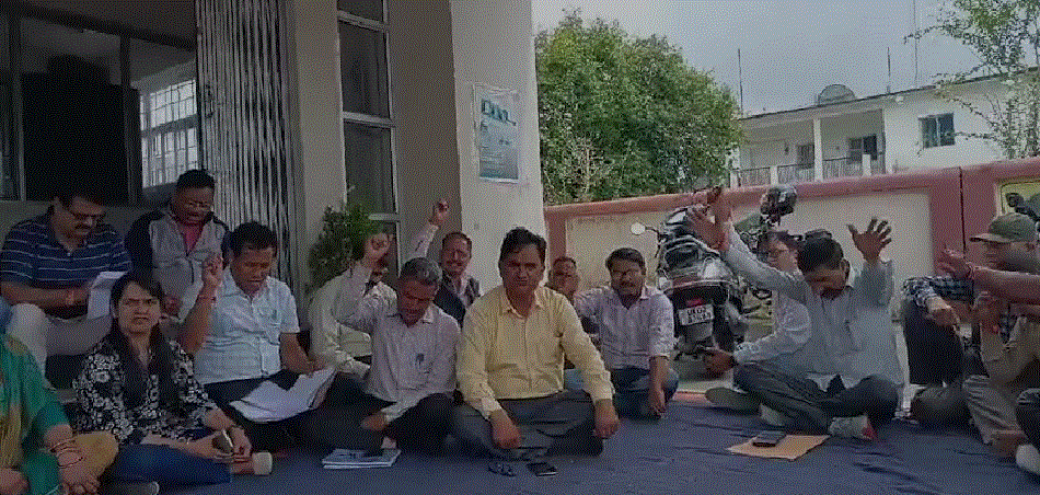 कर्मचारियों की हुंकार अभी भी नहीं हुई कार्रवाई तो लड़ी जाएगी आर पार की लड़ाई। विवादित शिक्षक की गिरफ्तारी की मांग को लेकर कर्मचारियों का धरना