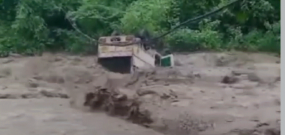 उफ़न रहे बरसाती नाले में बहा पिकअप वाहन, तैरकर बचाई ड्राइवर ने जान