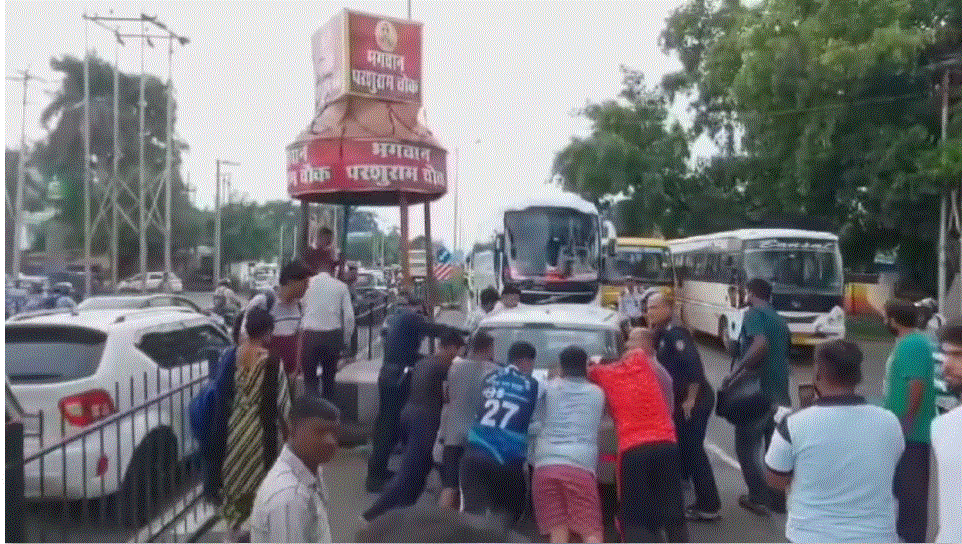 नो एंट्री में घुसे ट्रक ने नैनीताल हाईवे पर मारी कार को टक्कर