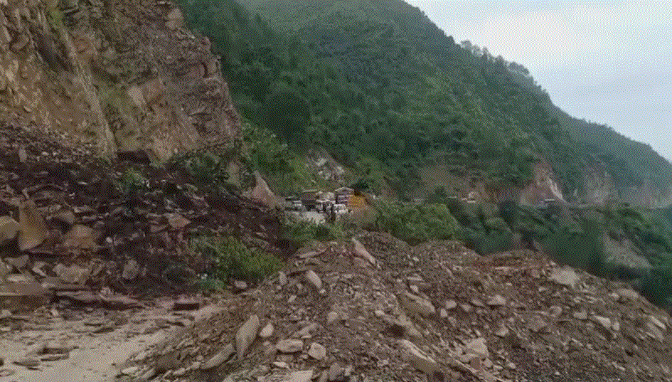 एनएच की मशीनों में तेल खत्म 2 घंटे से एनएच में फंसे सैकड़ो यात्री एनएच की कार्यप्रणाली पर जताया आक्रोश