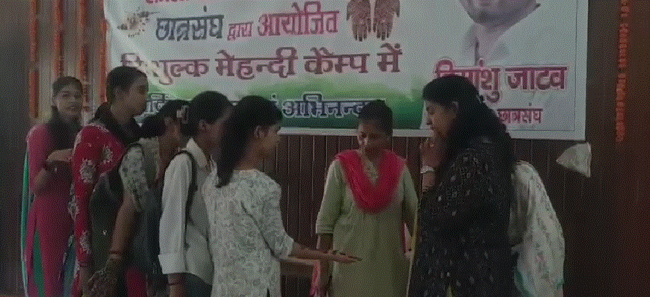 छात्राओं के अंदर छिपी प्रतिभा को उभारने के लिए मेहंदी प्रतियोगिता का आयोजन।