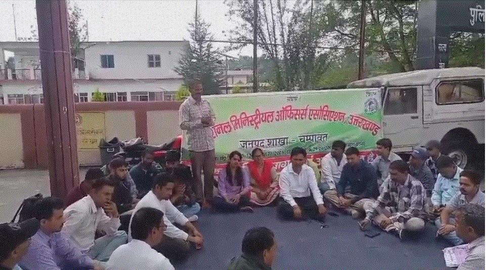 निलंबित शिक्षक को जिले से बाहर करने की मांग को लेकर धरने में बैठे कर्मचारी कहा ऐसे कर्मचारी जिले में बर्दाश्त नहीं