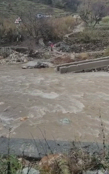 ग्रामीणों की मेहनत पर प्रकृति की मार सरकार की बेरूखी से श्रमदान कर बनाया  था पुल
