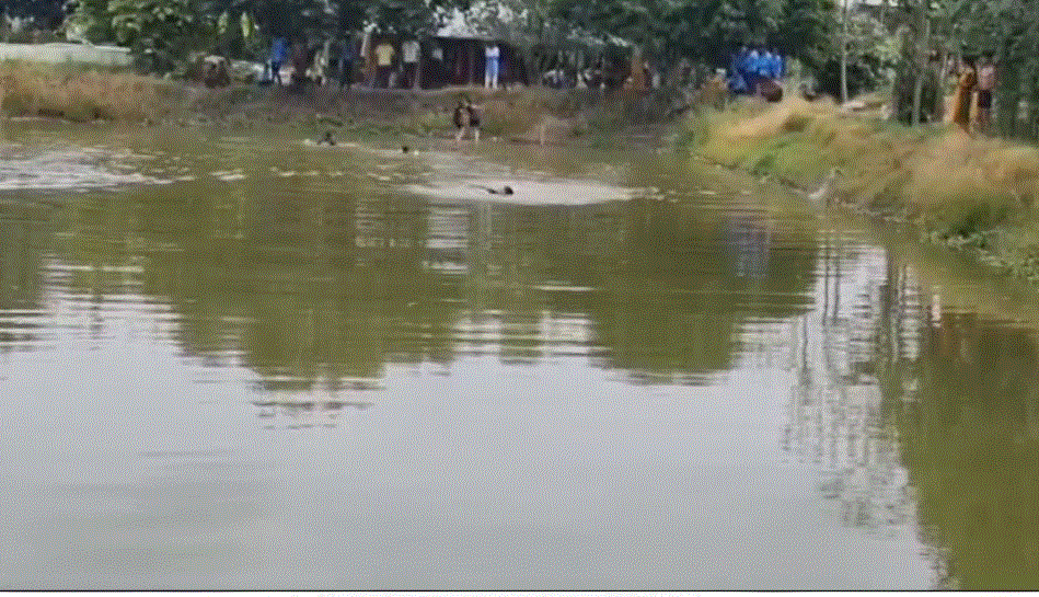 शिक्षा विभाग द्वारा मानक को ताक पर रखकर बच्चों को कराई स्विमिंग की तैयारी