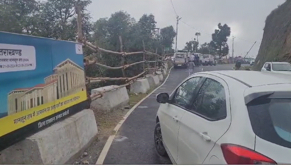 विधानसभा परिसर में बेरिकेडिंग किये गए सुरक्षा के पुख्ता इंतजाम।