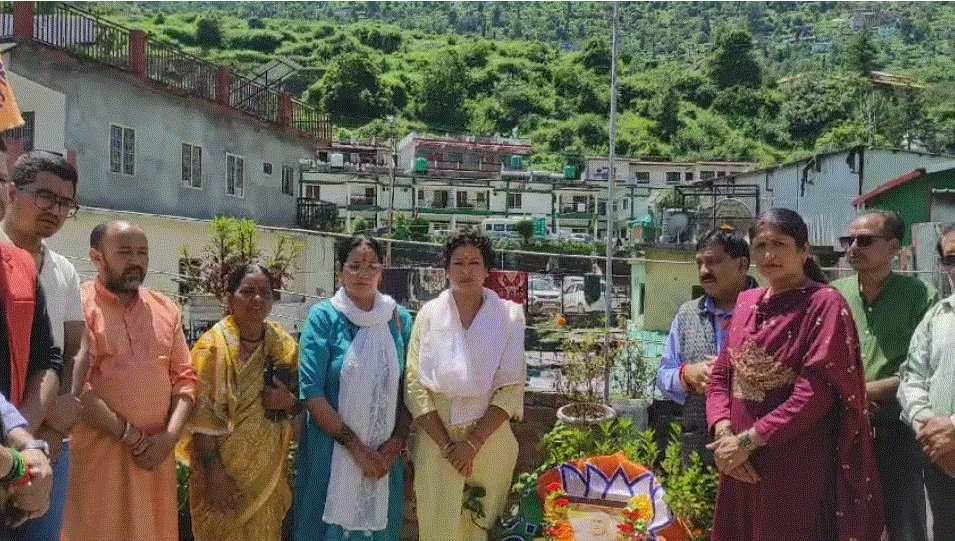 बीजेपी कार्यकर्ताओं के द्वारा भारत रत्न श्रद्धेय अटल जी के चित्र पर माल्यार्पण, पुष्पांजलि एवं श्रद्धांजलि अर्पित कर भारत रत्न श्रद्धेय अटल जी को याद किया गया।