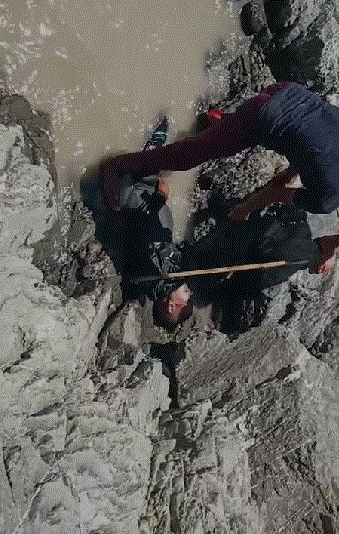 घाट पुल से बुजुर्ग ने उफनती सरयू नदी में लगाई छलांग मौके पर मौत पुलिस मौके पर