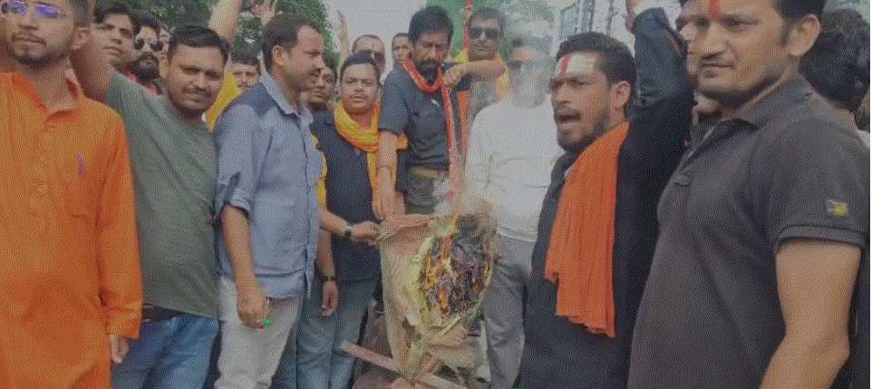 बांग्लादेश में हुई हिंसा में हिंदुओं के खिलाफ की जा रही साजिश को लेकर आज हिंदू संगठन के लोगों ने एसडीएम कार्यालय पर दिया धरना