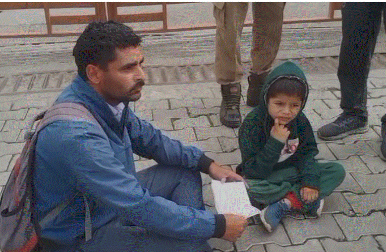 बच्चे को उपचार न मिलने पर अस्पताल गेट में बच्चे सहित धरने पर बैठा युवक अस्पताल में हंगामा मौके पर पहुंची पुलिस चिकित्सा स्टाफ ने अभद्रता करने का युवक पर लगाया आरोप