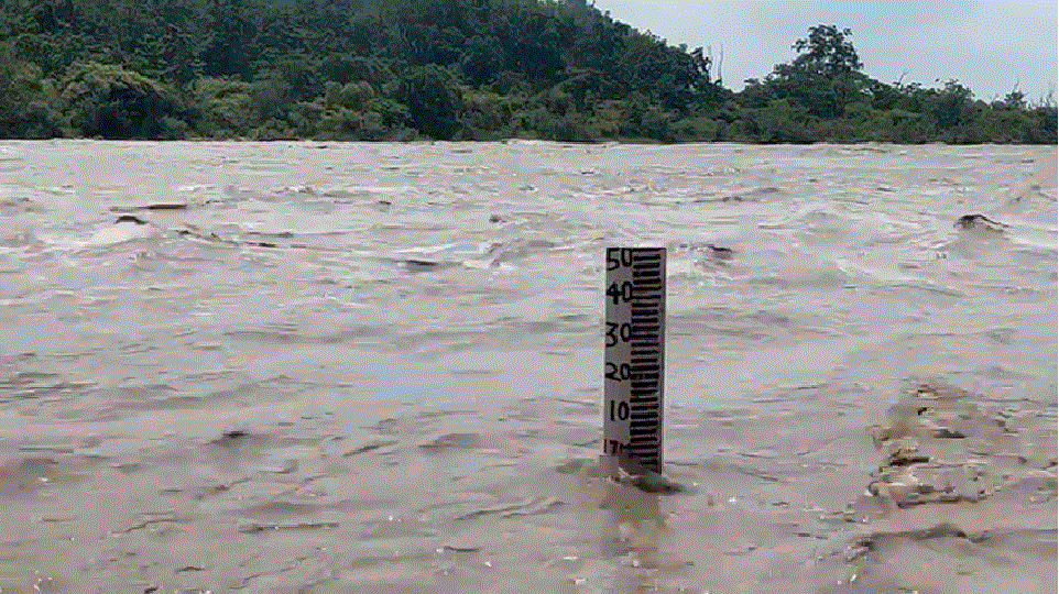 पहाड़ों में हो रही बारिश के चलते ऋषिकेश त्रिवेणी घाट में लोगों में दहशत गंगा का जलस्तर चेतावनी रेखा के पार।