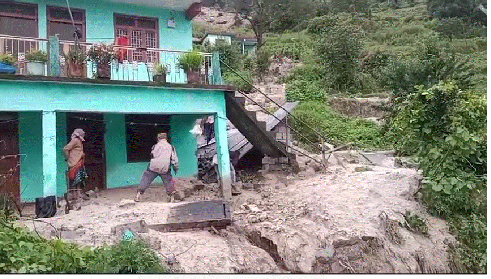 आसमानी आफत और मलवा बोल्डर की बारिश ग्रामीण हुए लाचार,