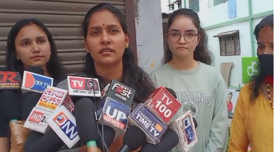 ग्राहकों की पहली पसंद बनी महिलाओ द्वारा बनाई गई हस्त निर्मित राखिया