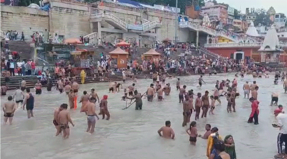 सावन के चौथे सोमवार पर हरिद्वार में उमड़ी शिव भक्तों की भीड़……