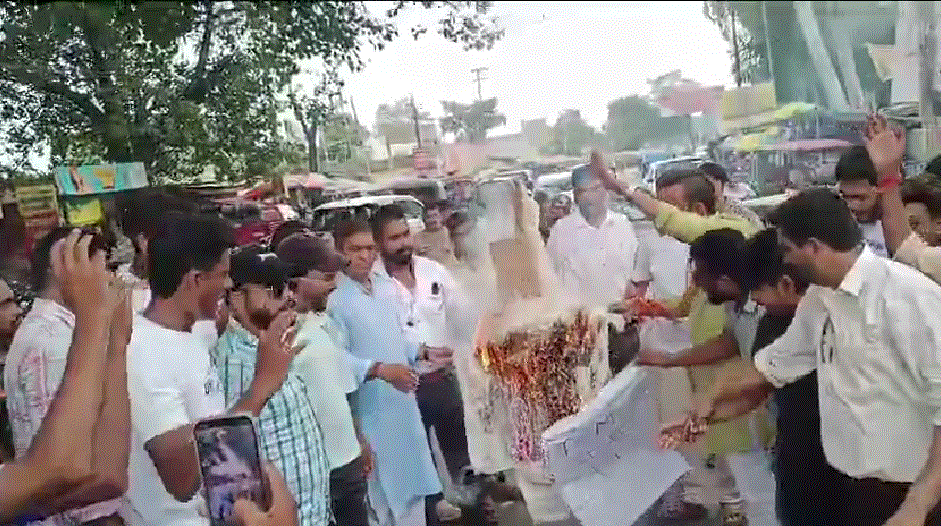 भाजपा युवा मोर्चा मंडल अध्यक्ष जगावर सिंह के नेतृत्व में भाजपा कार्यकर्ताओं ने कोयल घाटी ऋषिकेश में किया जोरदार प्रदर्शन