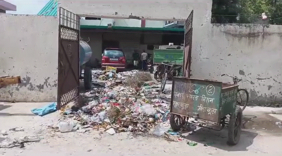 नगर पंचायत पाडली गुर्जर कार्यालय मे भर दिया कूड़ा