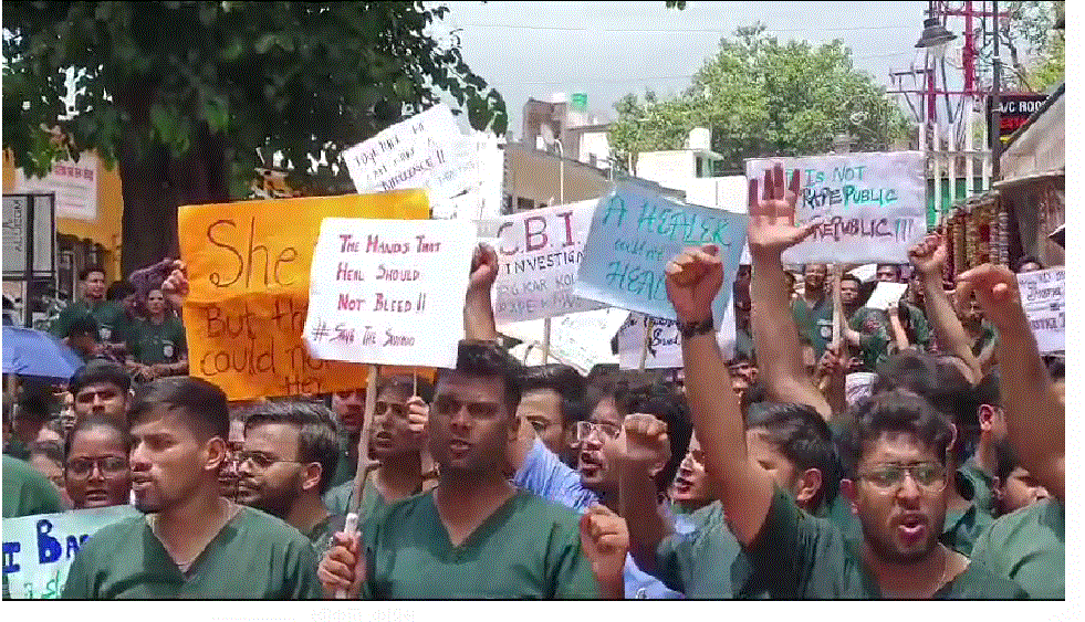 सड़क पर उतरे एम्स ऋषिकेश के डॉक्टर। ट्रेनी डॉक्टर से रेप और हत्या का मामला। आरोपी को फांसी की सजा देने की मांग। सुरक्षा के लिए सरकार से कानून बनाने की वकालत।