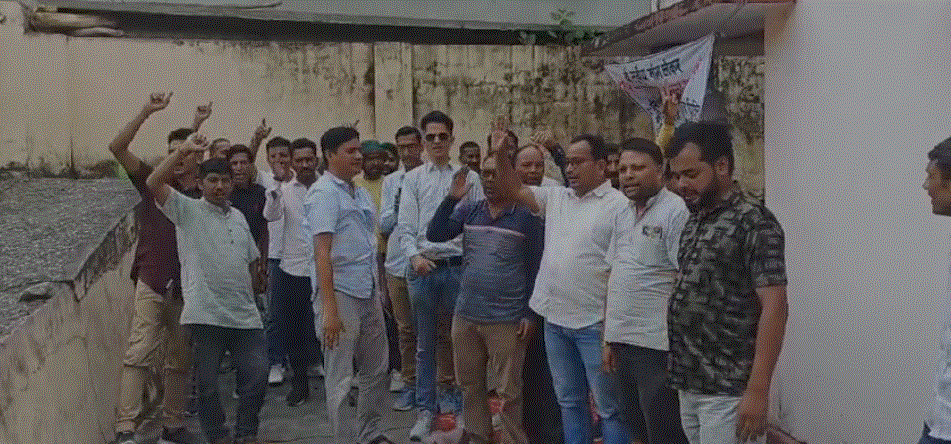 मुख्य अभियंता पहुंचे धरनास्थल